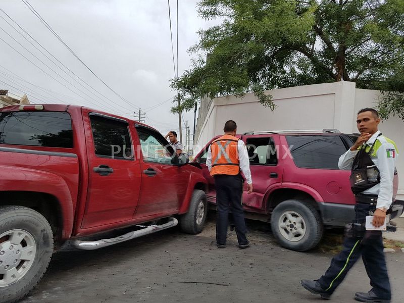 CHOQUE DE CRUCERO EN CALLE DE MONTEMORELOS REPORTAN PERSONAS HERIDAS.