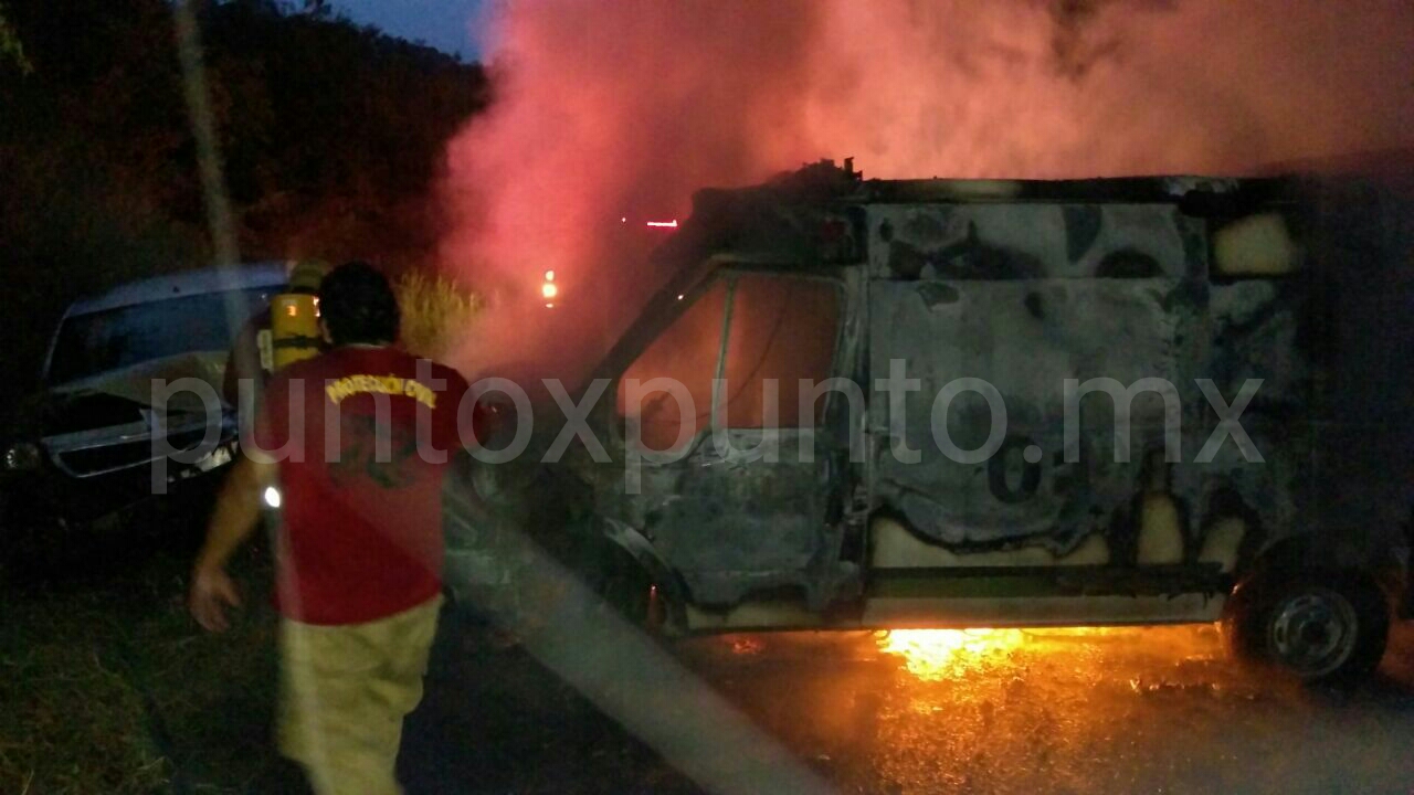 SE INCENDIA AMBULANCIA EN MONTEMORELOS AL CHOCAR DE FRENTE CON UN AUTOMOVIL, TRASLADABAN LESIONADO, REPORTAN CUATRO LESIONADOS.