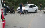 CHOQUE ENTRE UN AUTO Y UNA MOTO, REPORTAN DAÑOS.