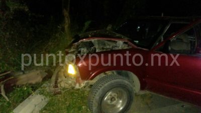 CONDUCTOR EBRIO CHOCA CON POSTE DE CONCRETO LO DERRIBA, DEJA SIN LUZ VARIAS COLONIAS.