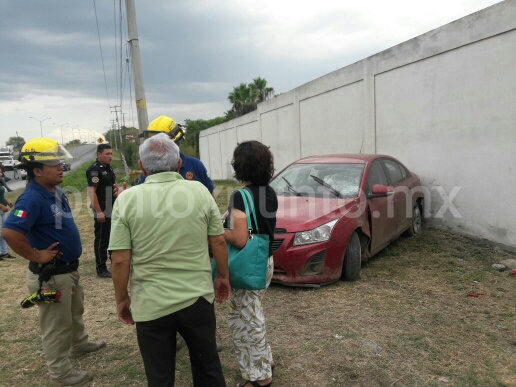 PAREJA PROCEDENTES DE MMORELOS DERRAPA AUTOMOVIL EN CARRETERA NACIONAL, CHOCA CONTRA UNA BARDA.