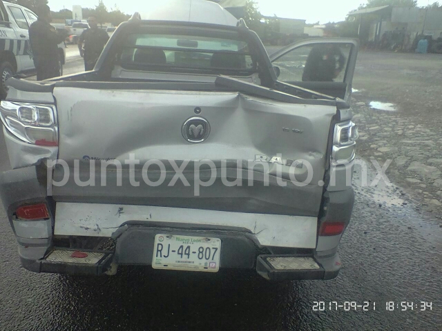 CHOQUE POR ALCANCE EN CALLES DE ALLENDE ENTRE UN TRÁILER Y UNA CAMIONETA, REPORTAN DAÑOS.