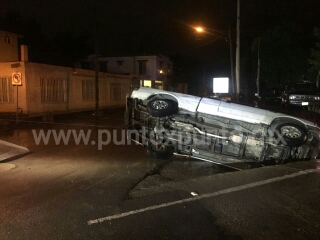 CONDUCTOR EBRIO VUELCA CAMIONETA EN AVENIDA DE MMORELOS.