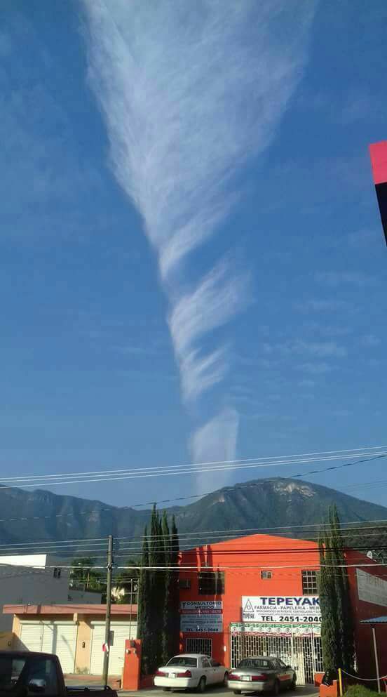 SORPRENDEN NUBES EN FORMA DE TORNADO EN SANTIAGO