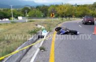 DERRAPA MOTOCICLISTA MUERE, SU COMPAÑERO CHOCA CON EL Y ESTÁ GRAVE