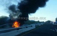 INCENDIO DE UN TRÁILER EN SANTIAGO MOVILIZA A PROTECCIÓN CIVIL Y BOMBEROS.