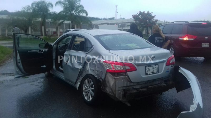 TRAILER IMPACTA AUTO EN CALLES DE ALLENDE, REPORTAN DAÑOS MATERIALES.