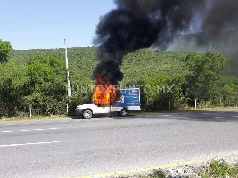 INCENDIO DE CAMIONETA QUE TRANSPORTABA PAN MOVILIZA A BOMBEROS EN CARRETERA NACIONAL.