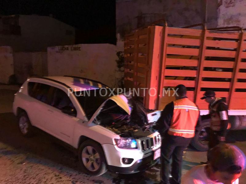 CHOCA SU CAMIONETA CONTRA CAMION DE CARGA EN CALLES DEL BARRIO MENDIVIL EN MMORELOS, REPORTAN DAÑOS.