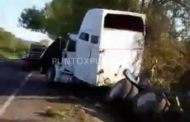 VOLCADURA DE TRÁILER MOVILIZA A LOS CUERPOS DE AUXILIO EN ALLENDE.