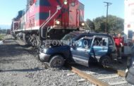 UN MUERTO Y UN HERIDO, AL SER ARRASTRADO EL VEHÍCULO POR EL TREN EN MMORELOS, SE DIRIGÍAN AL PANTEÓN MUNICIPAL.