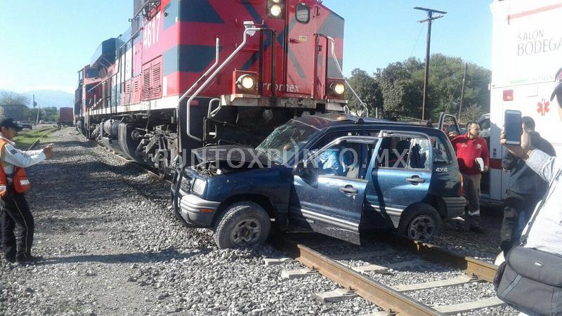 UN MUERTO Y UN HERIDO, AL SER ARRASTRADO EL VEHÍCULO POR EL TREN EN MMORELOS, SE DIRIGÍAN AL PANTEÓN MUNICIPAL.