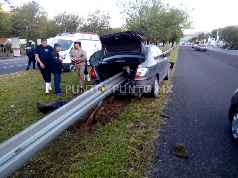 ACCIDENTE EN SANTIAGO, AUTO SE LE INCRUSTA BARANDAL, CHOFER SE SALVA DE MILAGRO.