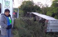 VOLCADURA DE TRÁILER EN LA CARRETERA NACIONAL EN MONTEMORELOS CHOFER RESULTÓ ILESO.