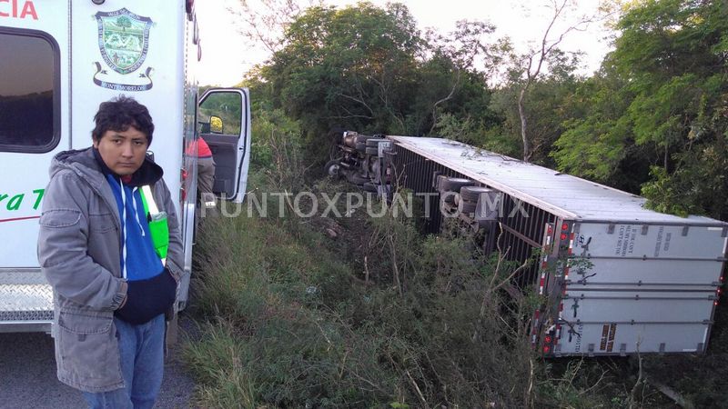 VOLCADURA DE TRÁILER EN LA CARRETERA NACIONAL EN MONTEMORELOS CHOFER RESULTÓ ILESO.