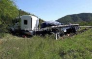 TRAILER SALE DE LA CARRETERA Y DEJA REGADA TONELADAS DE ACERO.