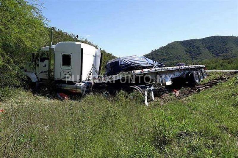 TRAILER SALE DE LA CARRETERA Y DEJA REGADA TONELADAS DE ACERO.