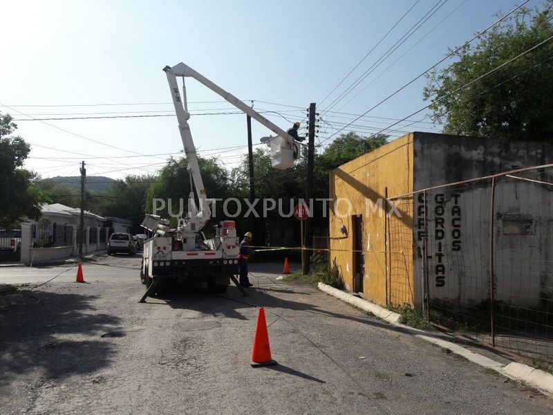 REPARTIDOR DE HIELO DERRIBA POSTE EN BARRIO ZARAGOZA EN MMORELOS Y DEJA SIN LUZ AL SECTOR.