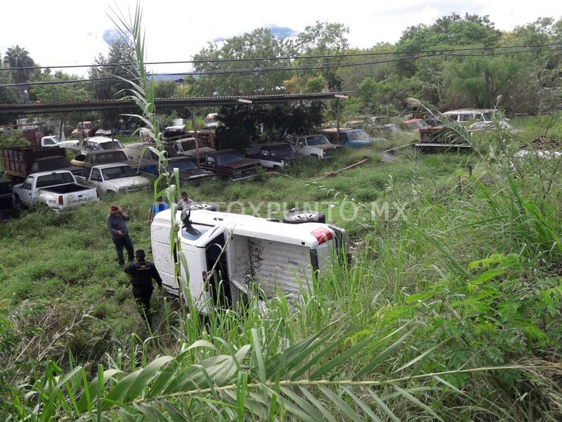 VOLCADURA EN CARRETERA NACIONAL EN ALLENDE CHOFER RESULTA ILESO.