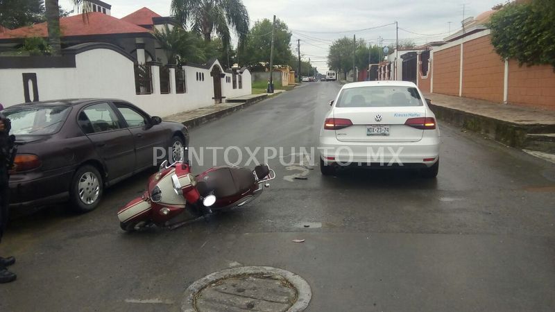 CHOQUE ENTRE UN AUTO Y UNA MOTOCICLETA EN ALLENDE CONDUCTOR RESULTE HERIDO.