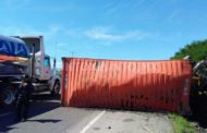 ACCIDENTE EN CUESTA GARRAPATAS EN MONTEMORELOS, SE DESPRENDE CAJA A TRÁILER.