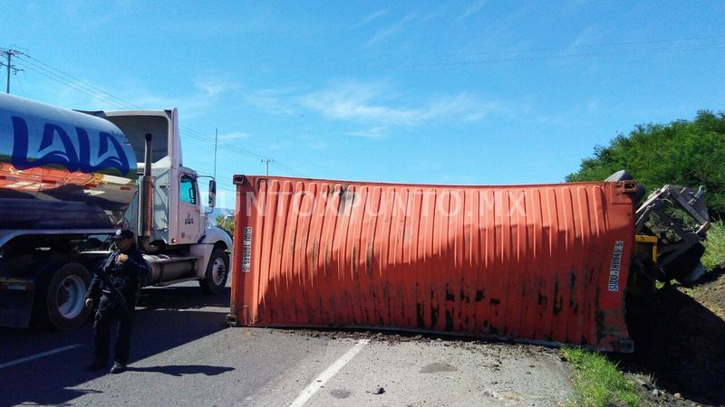 ACCIDENTE EN CUESTA GARRAPATAS EN MONTEMORELOS, SE DESPRENDE CAJA A TRÁILER.