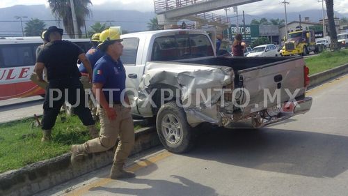 CHOCAN EN CARRETERA, TERMINAN EN ESTACIONAMIENTO DE TIENDA COMERCIAL EN ALLENDE, REPORTAN UNA PERSONA HERIDA.