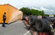 ACCIDENTE EN CARRETERA NACIONAL EN ALLENDE, SE DESPRENDE CAJA DE TRAILER.