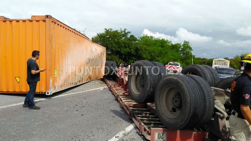 ACCIDENTE EN CARRETERA NACIONAL EN ALLENDE, SE DESPRENDE CAJA DE TRAILER.