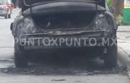 INVESTIGAN INCENDIO DE AUTO, FUE PROVOCADO, GENERANDO MOVILIZACIÓN DE PC Y BOMBEROS.