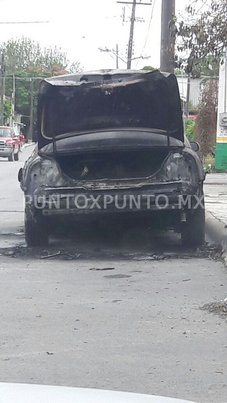 INVESTIGAN INCENDIO DE AUTO, FUE PROVOCADO, GENERANDO MOVILIZACIÓN DE PC Y BOMBEROS.