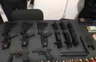 ASEGURAN ARMAS DE GRUESO CALIBRE ESCONDIDAS EN AUTO.