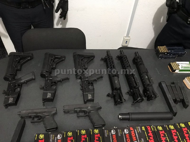 ASEGURAN ARMAS DE GRUESO CALIBRE ESCONDIDAS EN AUTO.