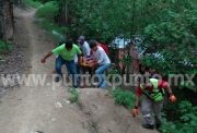 CAE MUJER DE BARRANCO EN COLONIA DE MONTEMORELOS ES ATENDIDA Y TRASLADADA A HOSPITAL.