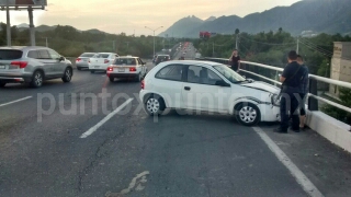 CHOQUE POR ALCANCE EN EL MUNICIPIO DE SANTIAGO REPORTAN DAÑOS.