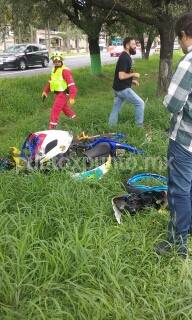 GRAVE CONDUCTOR DE MOTO AL ESTRELLARSE CONTRA VEHÍCULO.