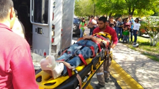 CONDUCTOR DE MOTO RESULTA LESIONADO, CHOCA CON CAMIONETA FRENTE A PARQUE EN MMORELOS.