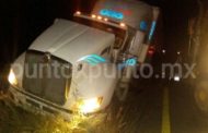 TRAILER QUEDA EMBANCADO EN MEDIO DE CARRILES DE CIRCULACIÓN EN CARRETERA NACIONAL.