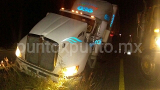 TRAILER QUEDA EMBANCADO EN MEDIO DE CARRILES DE CIRCULACIÓN EN CARRETERA NACIONAL.