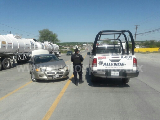 DOS PERSONAS LESIONADAS, CONDUCTOR CHOCA AUTO CONTRA TRAILER EN CARRETERA ALLENDE CADEREYTA.