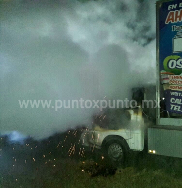 INCENDIO DE VEHICULO MOVILIZA A PROTECCIÓN CIVIL Y BOMBEROS DE MMORELOS.