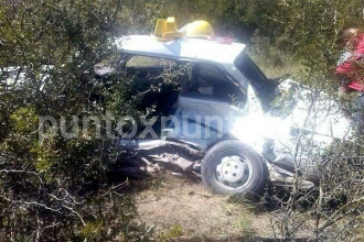 UNA PERSONA MUERTA Y TRES GRAVES ES EL RESULTADO DE UN CHOQUE ENTRE DOS VEHICULOS EN CARRETERA.