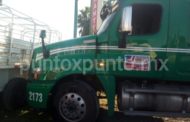 CONDUCTOR DE TRÁILER IMPACTA SU UNIDAD EN ALLENDE CON CAMIONETA QUE TRANSPORTABA REMOLQUE.