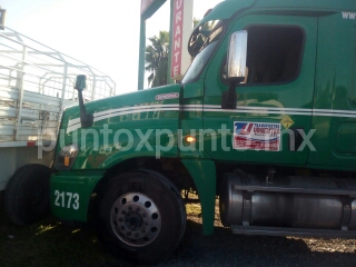 CONDUCTOR DE TRÁILER IMPACTA SU UNIDAD EN ALLENDE CON CAMIONETA QUE TRANSPORTABA REMOLQUE.