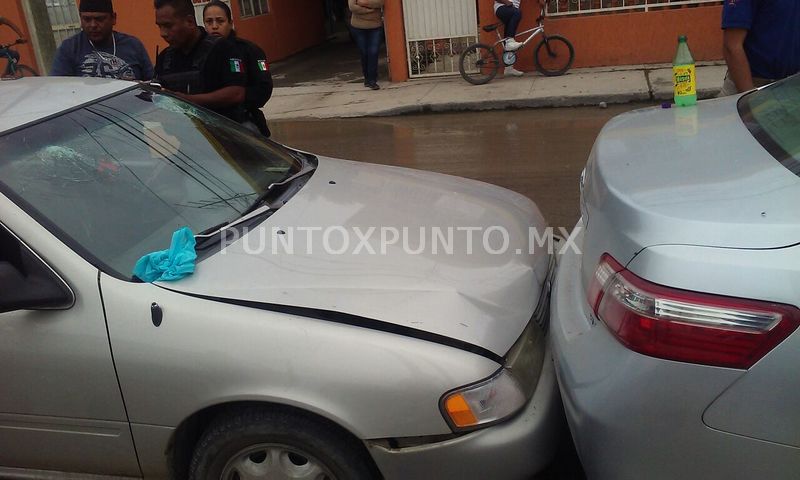 CHOQUE POR ALCANCE ENTRE DOS VEHÍCULOS EN ALLENDE, UNA DE LOS OCUPANTES RESULTA LESIONADA.