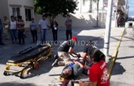 MUJER CAE DE SU PROPIA ALTURA EN CALLES DEL CENTRO DE MMORELOS, ES AUXILIADA.