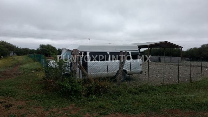 ESCAPAN ALREDEDOR DE 15 INDOCUMENTADOS EN ACCIDENTE VIAL, SE GENERA MOVILIZACIÓN POLICIACA.