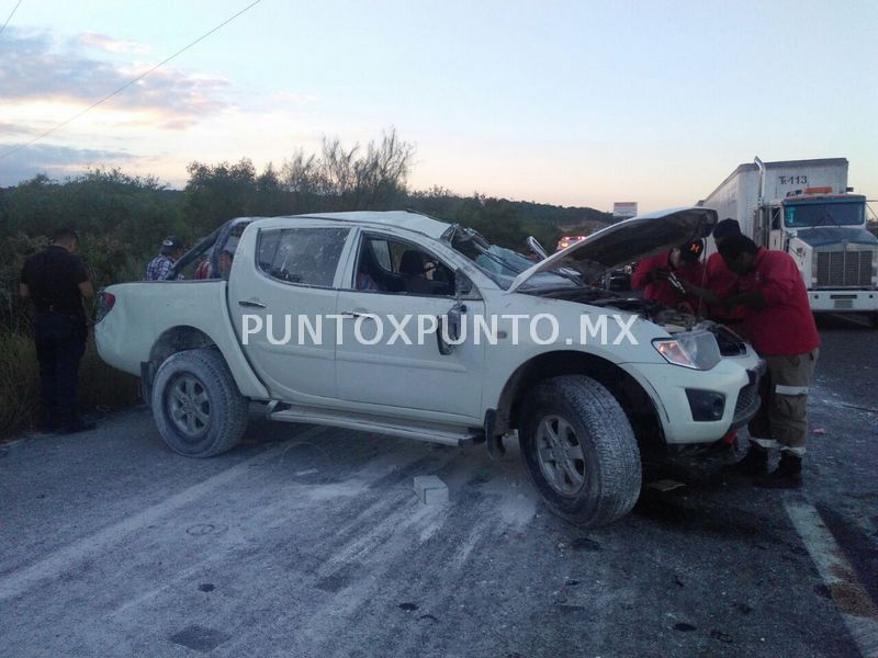 VOLCADURA DE CAMIONETA EN CARRETERA NACIONAL, CHÓFER RESULTA ILESO.