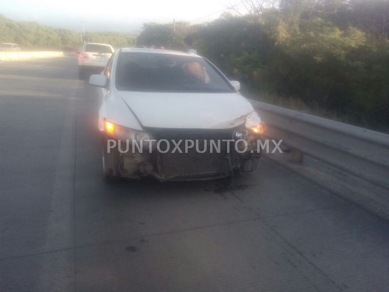 ESTUDIANTE CHOCA EN CARRETERA CADEREYTA ALLENDE, REPORTAN DAÑOS MATERIALES.