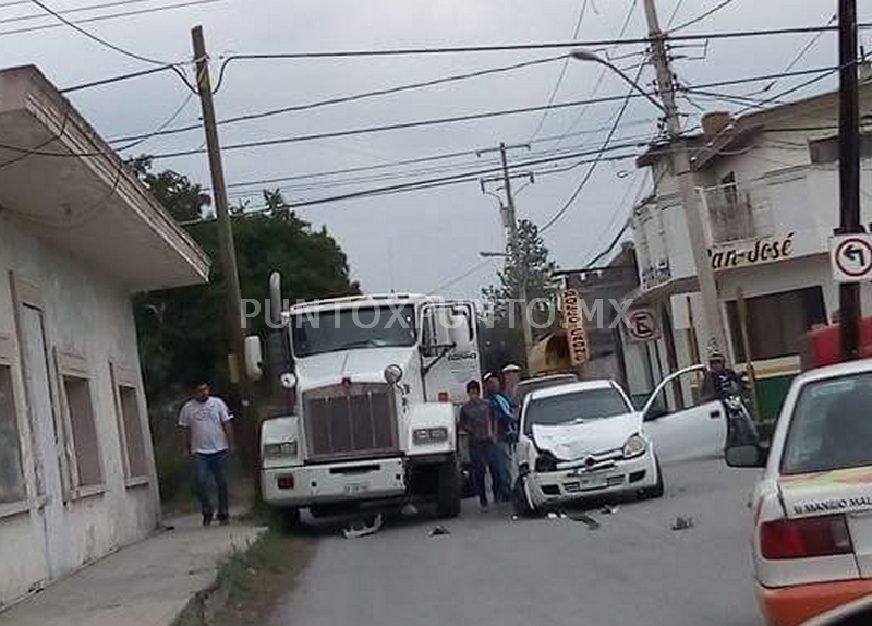 CHOQUE DE CRUCERO EN MMORELOS, MENOR SE PASA ALTO, CHOCA CON TRÁILER.